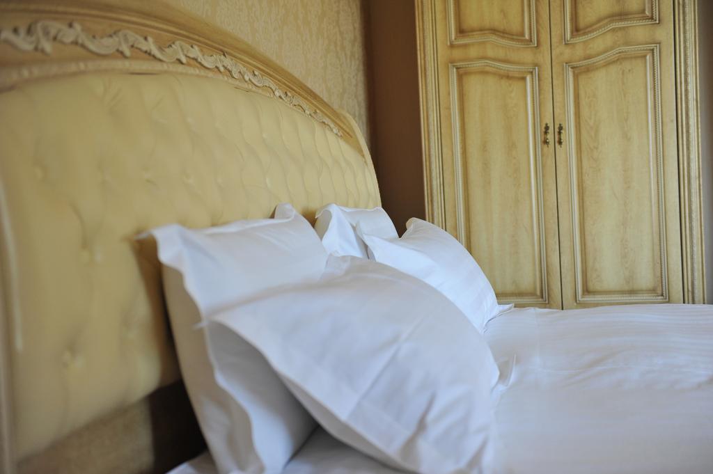 Park Hotel Stara Zagora Pokój zdjęcie Pillows on a bed