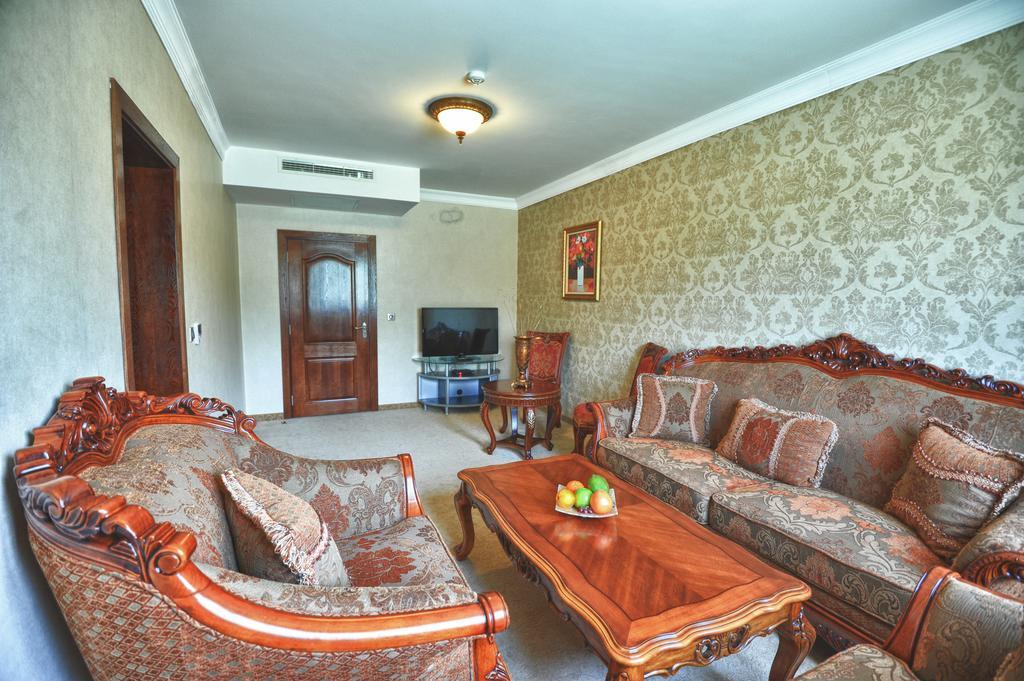 Park Hotel Stara Zagora Zewnętrze zdjęcie A living room in a typical apartment