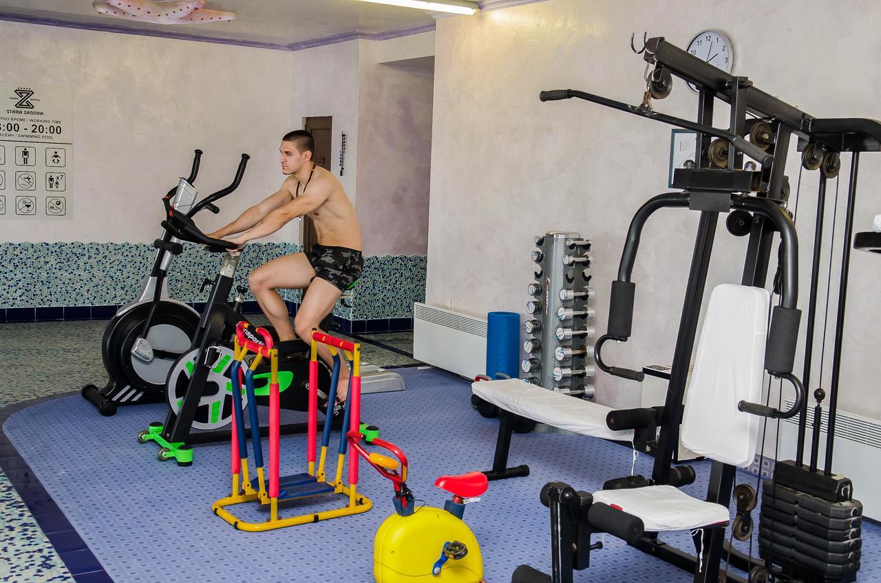 Park Hotel Stara Zagora Zewnętrze zdjęcie A man on a stationary bicycle